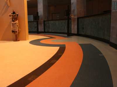 Dopo avere girato attorno al palazzo, decidiamo quindi di entrare attraverso l'ingresso principale. Alla fine della scalinata, tre cancellate in ferro, di cui solo quella centrale aperta, ci introducono all'interno permettendoci di calpestare la pavimentazione mosaicata a tessere ceramiche dell'ex sala degli sportelli, aperta quotidianamente al pubblico